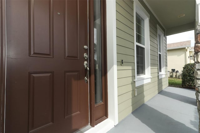 entrance to property featuring covered porch