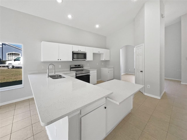 kitchen featuring white cabinetry, appliances with stainless steel finishes, a center island, and sink