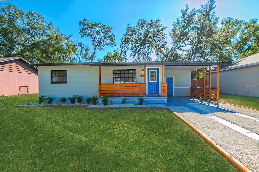 view of front of home featuring a carport and a front yard