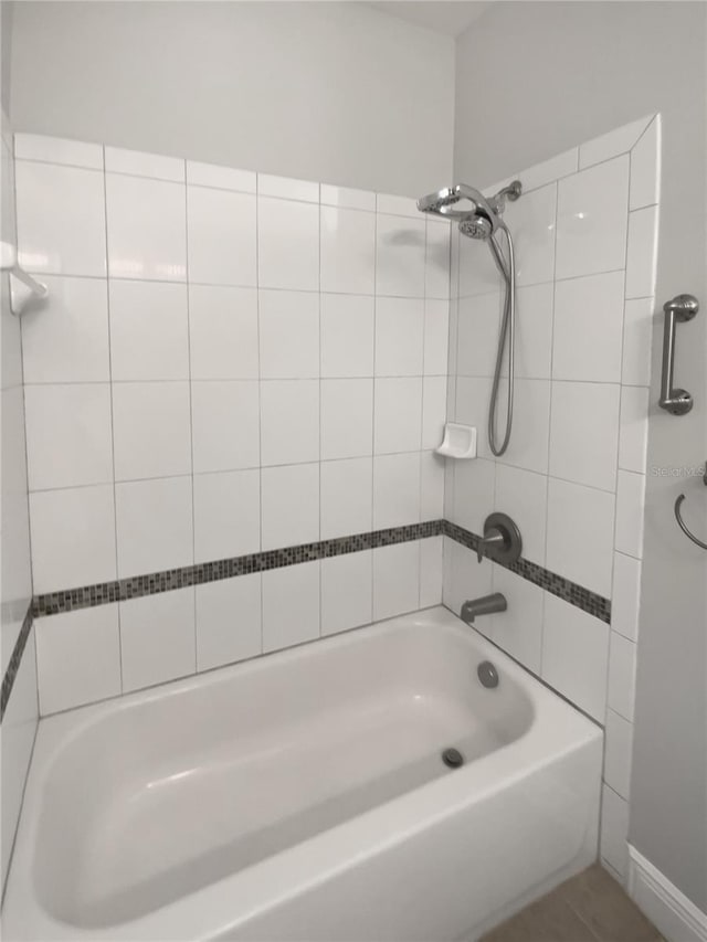 bathroom featuring tiled shower / bath