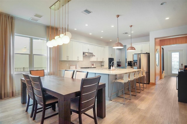 dining space featuring baseboards, recessed lighting, visible vents, and light wood-style floors