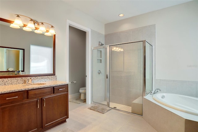 full bathroom featuring an inviting chandelier, vanity, toilet, and separate shower and tub