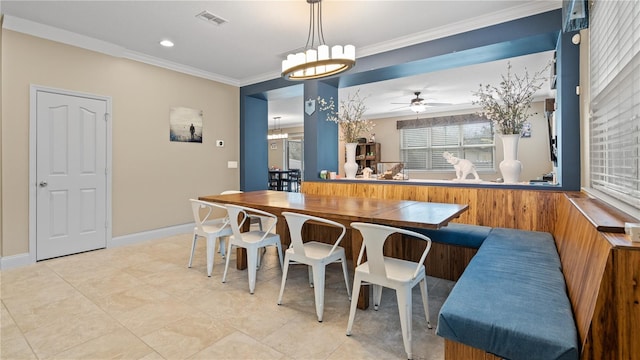 kitchen with crown molding, kitchen peninsula, and ceiling fan