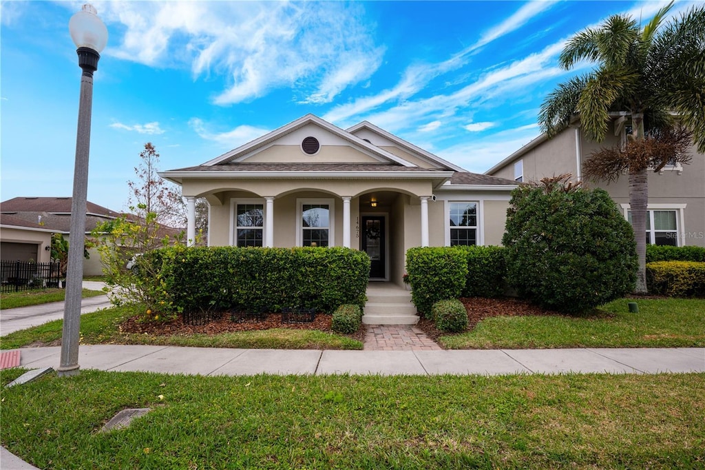 view of front of house featuring a front yard