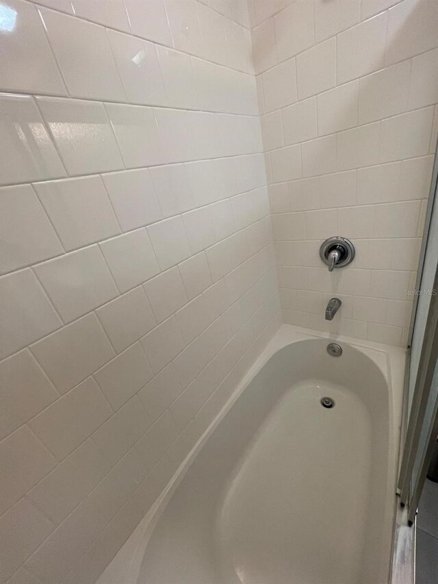 bathroom with tiled shower / bath combo