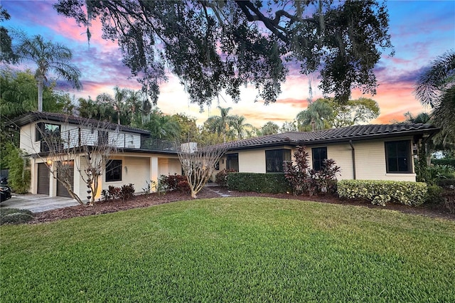 view of front facade featuring a garage and a lawn