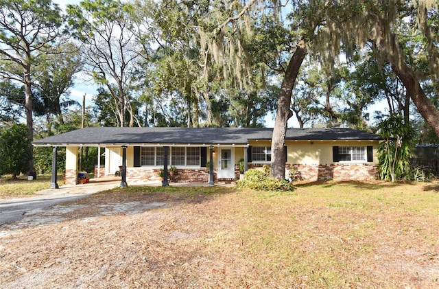 single story home featuring a front lawn