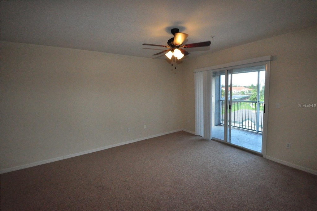 carpeted empty room featuring ceiling fan