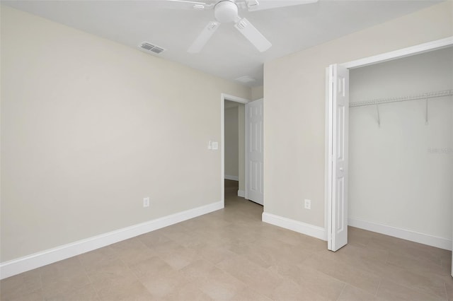 unfurnished bedroom featuring ceiling fan and a closet