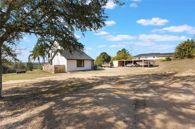 view of yard featuring an outbuilding