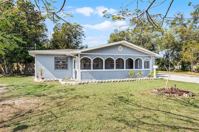 single story home with a front lawn