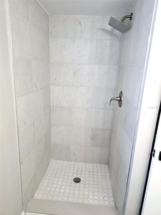 bathroom featuring tiled shower