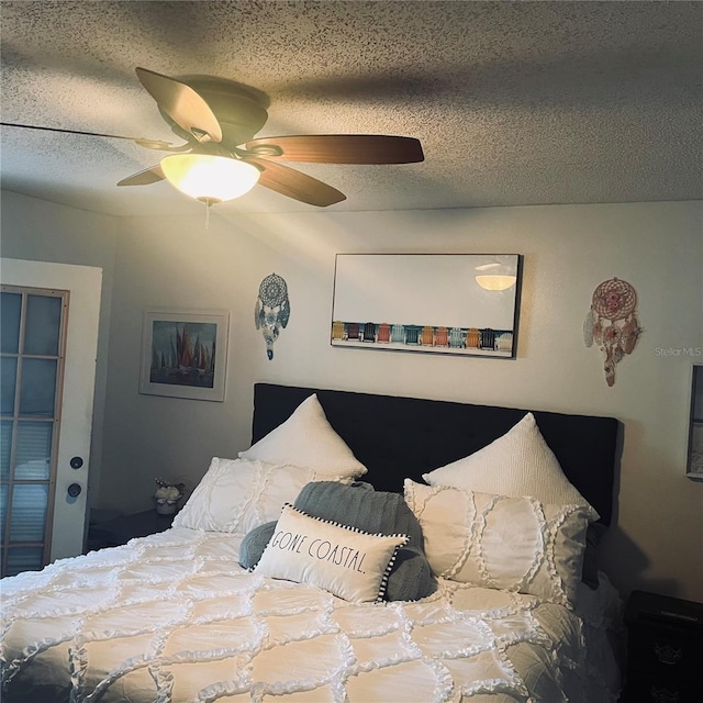 bedroom featuring ceiling fan and a textured ceiling