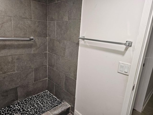 bathroom featuring a tile shower