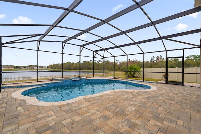 view of swimming pool featuring a lanai, an in ground hot tub, a patio, and a water view