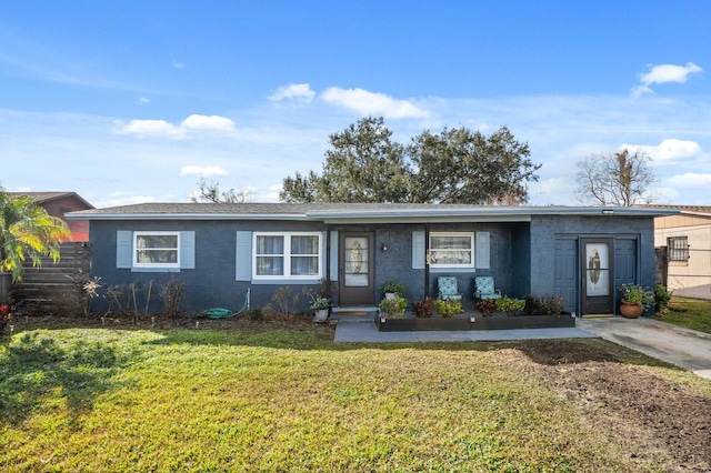 ranch-style home featuring a front lawn