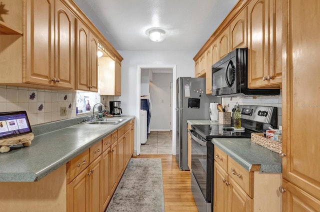 kitchen with tasteful backsplash, sink, stainless steel electric range, and light hardwood / wood-style flooring