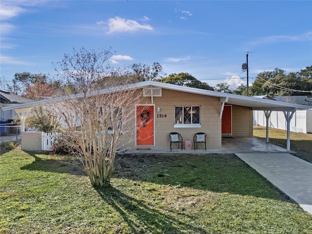 view of front of home with a carport and a front lawn