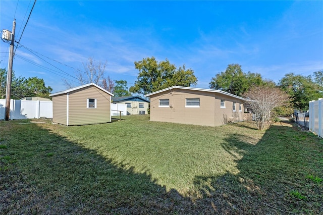 view of yard featuring a shed