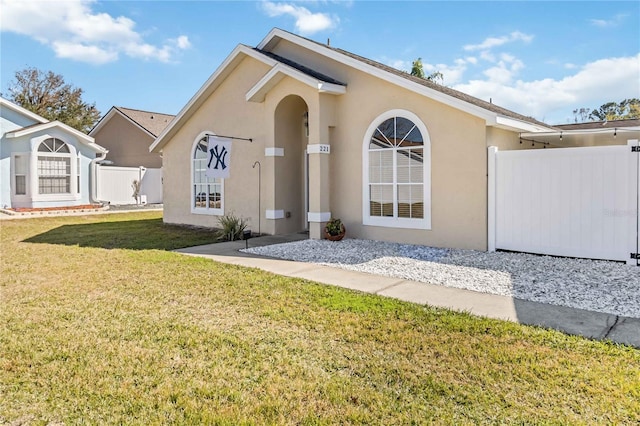 view of front facade featuring a front yard