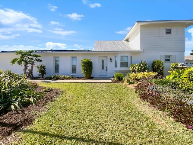 view of front facade featuring a front yard