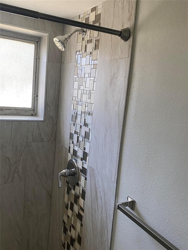 bathroom featuring a tile shower