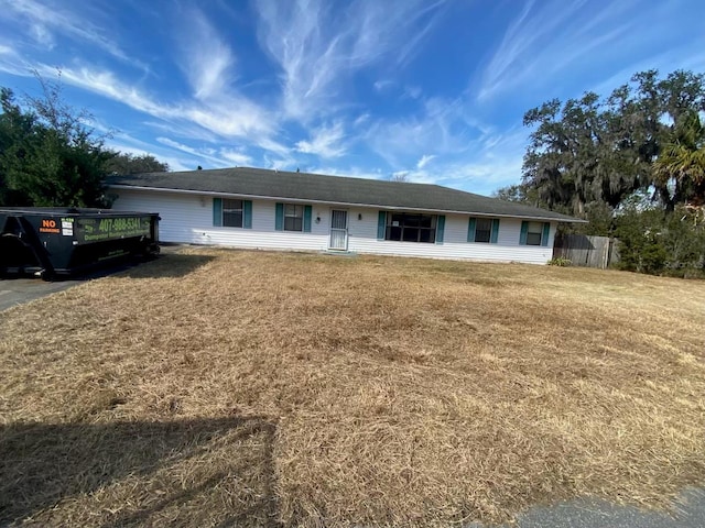 ranch-style house featuring a front lawn