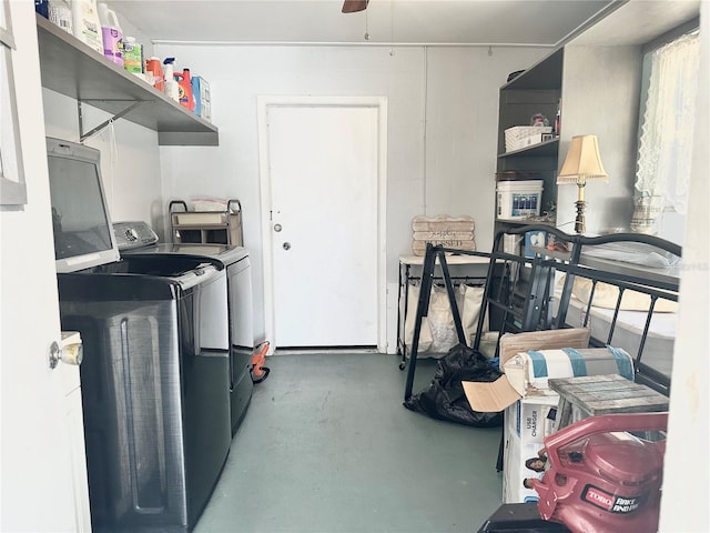 washroom with ceiling fan and washer and clothes dryer