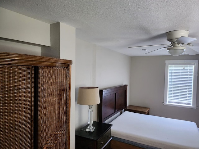 unfurnished bedroom with ceiling fan and a textured ceiling