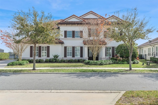 view of front facade featuring a front lawn