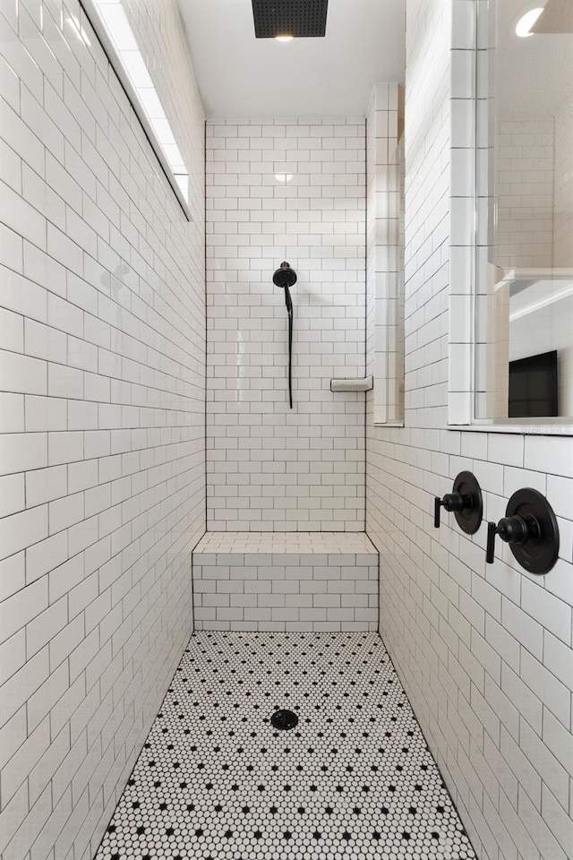 bathroom featuring a tile shower