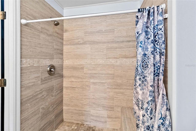 bathroom featuring a shower with shower curtain