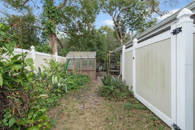 view of yard featuring an outdoor structure