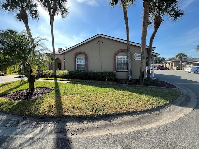 view of front facade with a front yard