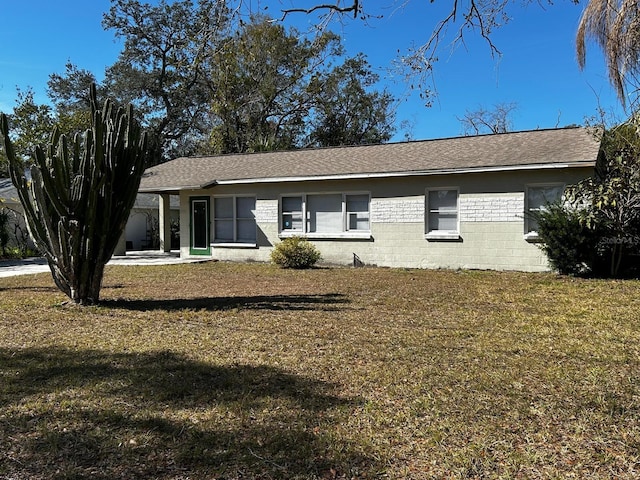 single story home featuring a front yard