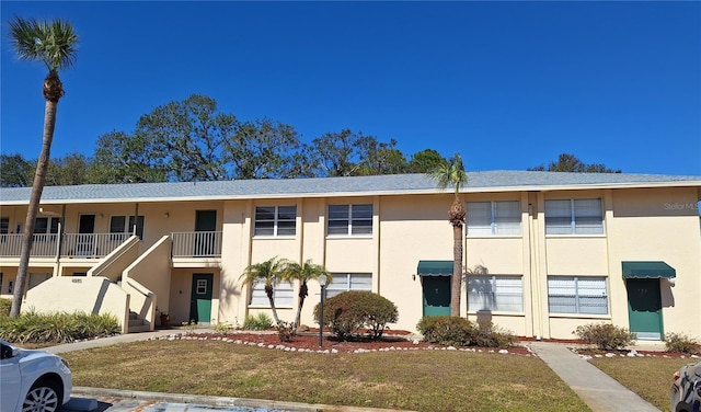 townhome / multi-family property featuring a front yard