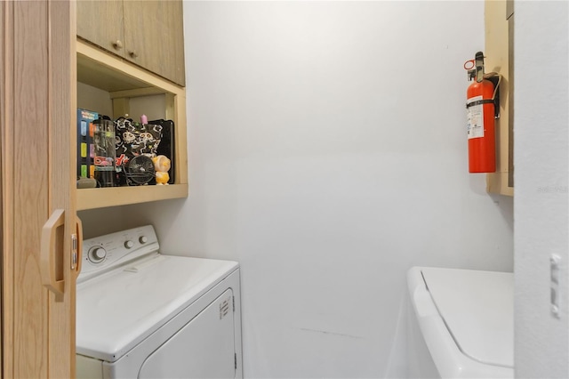 laundry room with cabinets and independent washer and dryer