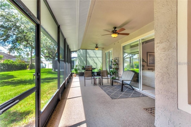 sunroom with ceiling fan