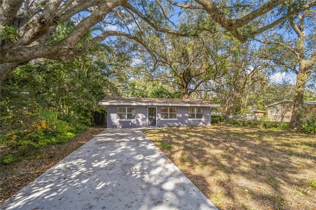 single story home featuring a front yard