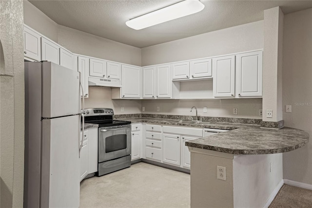 kitchen with sink, white refrigerator, kitchen peninsula, stainless steel electric stove, and white cabinets