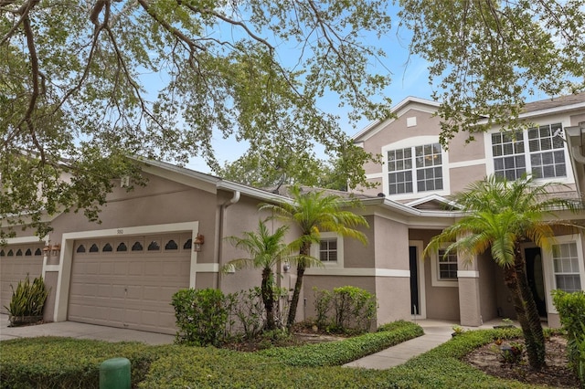 980 Crestwood Commons Ave, Ocoee, FL 34761 - traditional-style house with stucco siding, a garage, and driveway