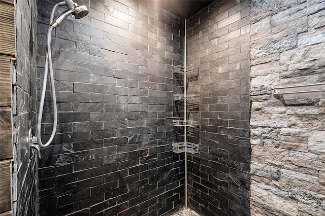 bathroom featuring a tile shower