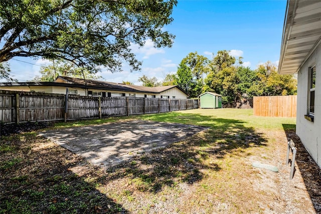 view of yard featuring a storage shed