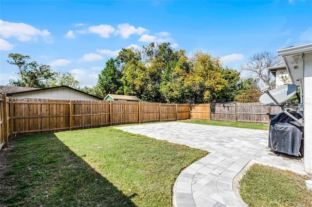 view of yard featuring a patio area