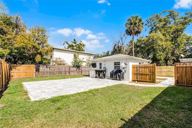 view of yard featuring a patio area