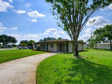 single story home with a front lawn