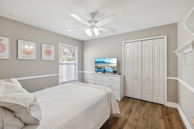 bedroom featuring ceiling fan, dark hardwood / wood-style flooring, a closet, and a textured ceiling