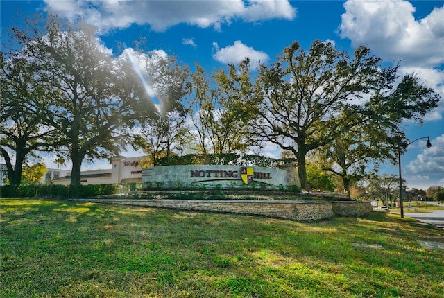 community / neighborhood sign featuring a yard