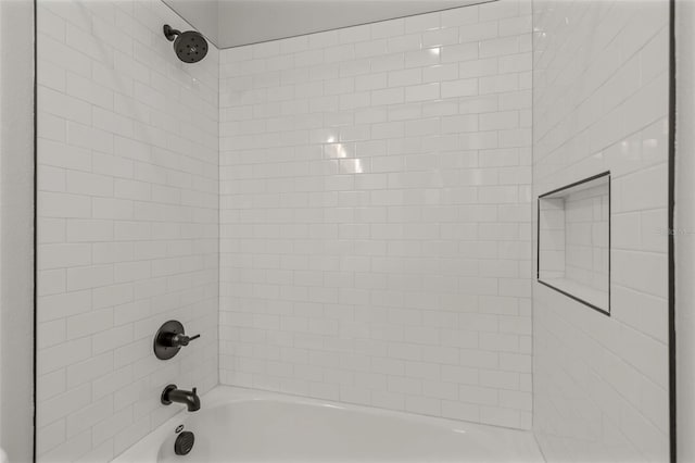 bathroom featuring tiled shower / bath