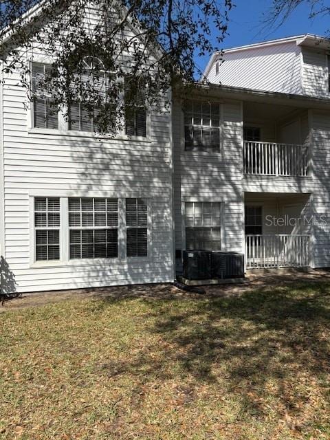 exterior space featuring a lawn